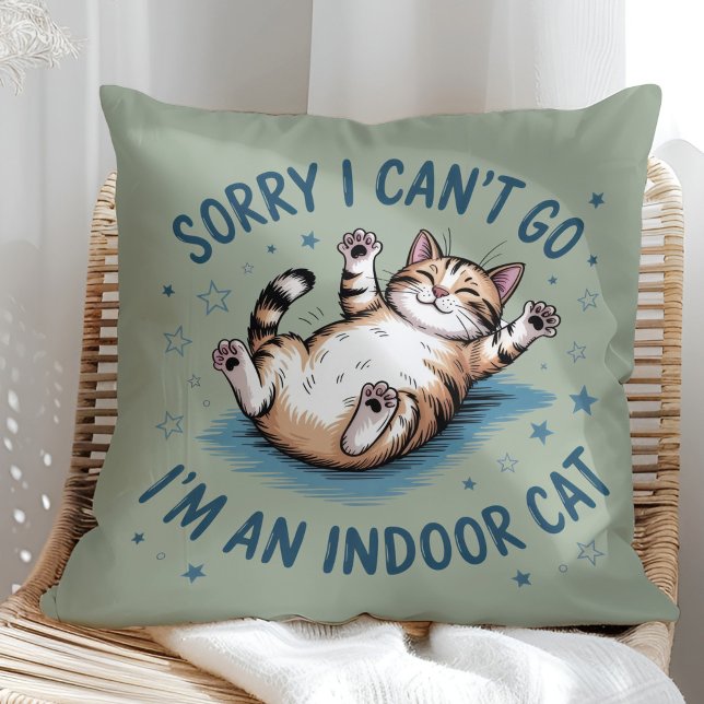 Almofada "Desculpe, Não Posso Ir, Sou um Gato Indoor" Diver ("Sorry I Can't Go, I'm an Indoor Cat" Funny Throw Pillow in a sunny boho rattan chair)
