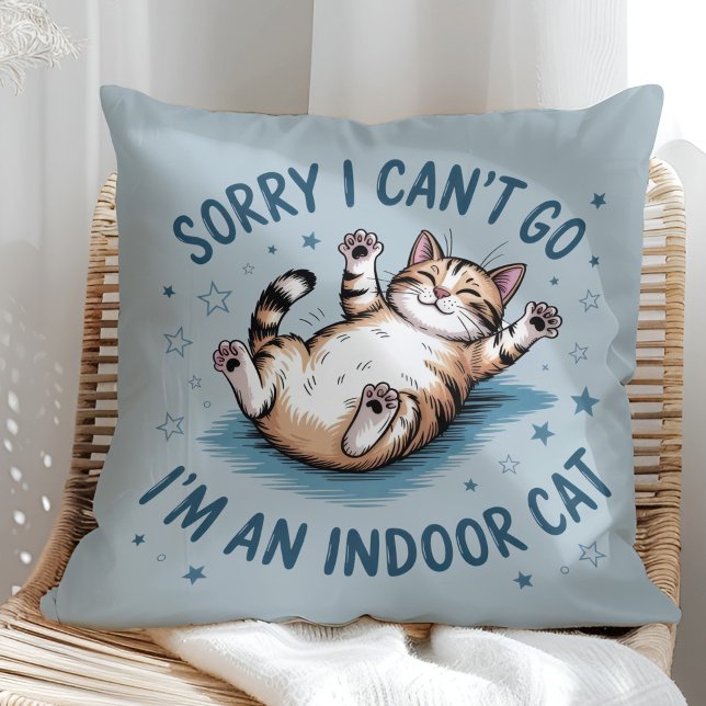 Almofada "Desculpe, Não Posso Ir, Sou um Gato Indoor" Diver ("Sorry I Can't Go, I'm an Indoor Cat" Funny Throw Pillow in a sunny boho rattan chair.)