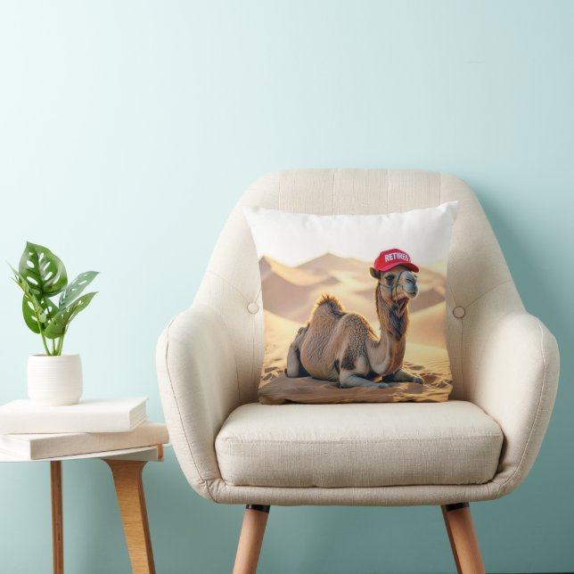 Almofada Desert Camel Wearing a Red Retired Cap (Cadeira)