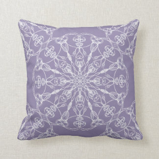 Almofada Design branco da mandala do giz na lavanda