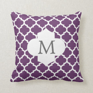 Almofada design de monograma de quatrefoil roxo personaliza