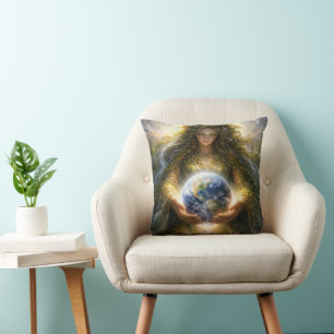Almofada Deusa Gaia Segurando Gentilmente o Planeta Terra