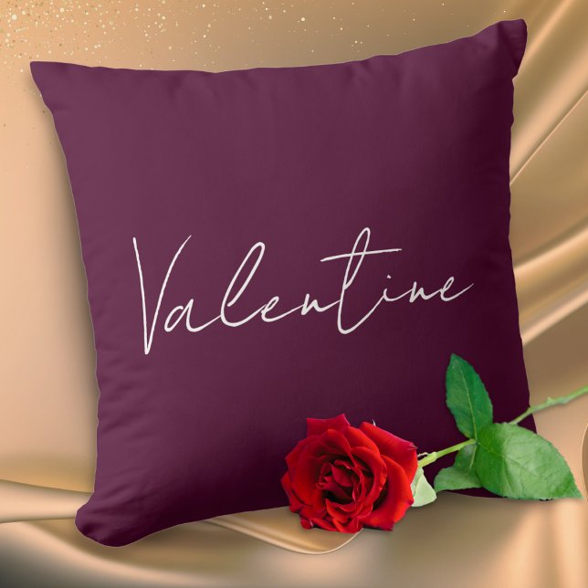 Almofada Dia de os namorados de Mensagem Personalizada Eleg (An elegant pillow in deep plum red, with 'Valentine' on the front and personalized text on the back)