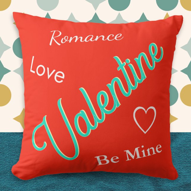 Almofada Dia de os namorados de Mensagem Personalizada Eleg (A bright throw pillow with 'Valentine' in turquoise, romantic words, and custom message on the back)