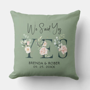 Almofada Dissemos Sim Letras Florais Elegantes em Sage Gree