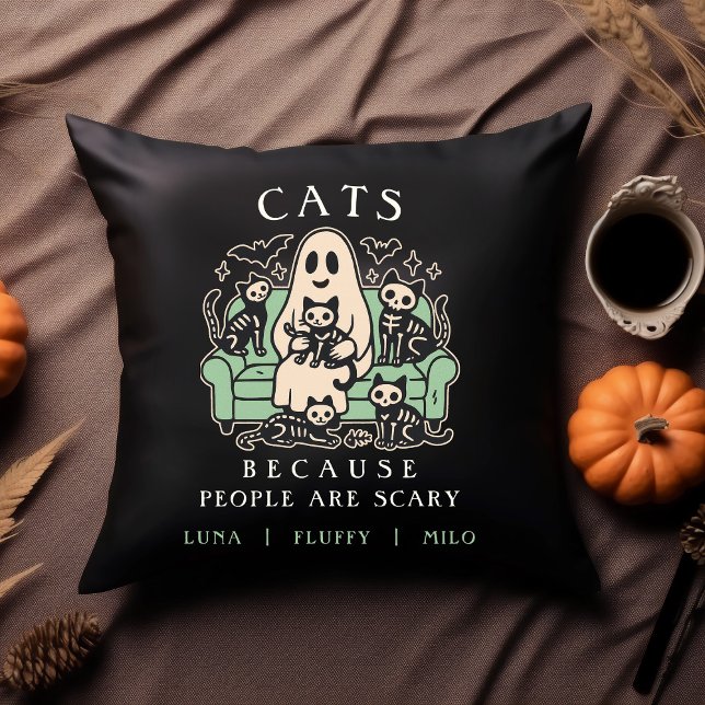 Almofada Divertida de Halloween de Gato e Fantasma (Cats Because People Are Scary Funny Throw Pillow with Cats and Ghost with custom names)