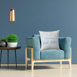 Almofada Doce 16 bebê azul cinza prateado nome do pó script<br><div class="desc">Para um doce elegante 16,  16 anos. Uma cor azul-azul-bebê,  azul-claro de fundo. Decorado com pó falso de cinza prateada. Personalize e adicione um nome. Doce Sessenta é escrito com um moderno estilo escrito à mão.</div>
