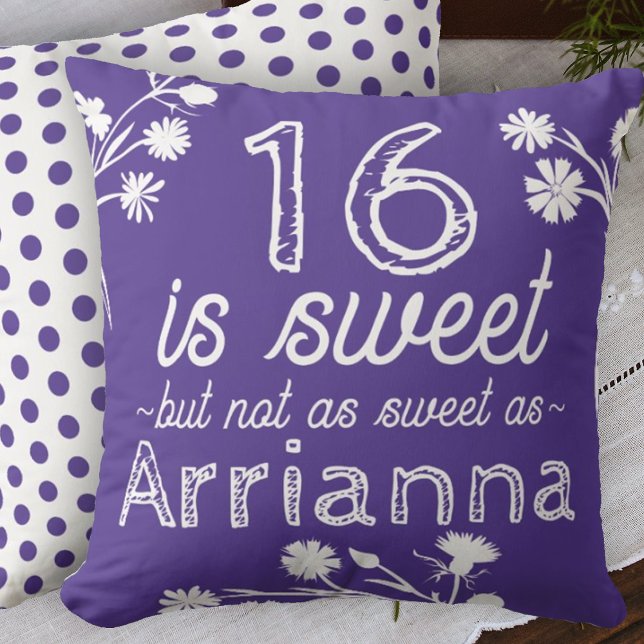 Almofada Doce 16 Flores Roxas, Brancas Personalizadas (purple sweet 16 sixteen throw pillow personalized sixteen name message cute polka dots)