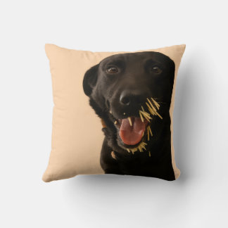 Almofada Dog vs. Porcupine throw pillow