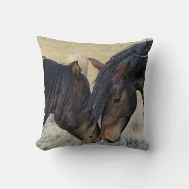 Almofada Dois Cavalos Selvagens Marrons Nuzzling (Frente)
