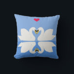 Almofada Dois Cisnes na Dose Cardíaca<br><div class="desc">Este travesseiro decorativo fará um presente romântico perfeito para os casais. Ele apresenta um par de cisnes na pose cardíaca clássica,  com seu reflexo. Ideal para recém-casados,  casais,  aniversários,  Namorados.</div>