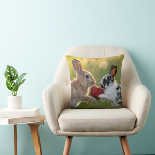Almofada Dois Coelhos Bebês Compartilhando um Grande Morang