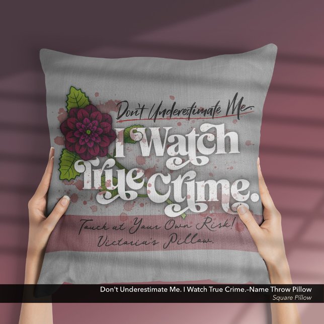 Almofada Don't Underestimate Me. I Watch True Crime.–Name (Don't Underestimate Me. I Watch True Crime.–Throw Pillow Customized with Your Name.)