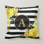 Almofada Dourado monograma FLORAL AMARELO Banda branca Pret<br><div class="desc">Adicione cor e estilo a qualquer sala com este lindo travesseiro de monograma listrado preto e branco! Adorado com rosas amarelados brilhantes e folhagem verde bonito do outono, o monograma dourado em círculo negro com elemento de borda dourada no centro é impressionante, tenda e contemporâneo. Do mesmo modo, em ambos...</div>