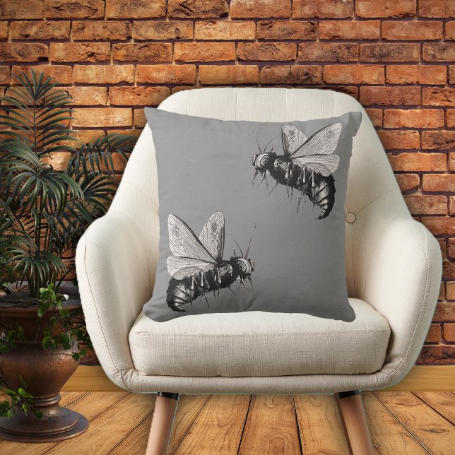 Almofada Duas Cinzas de ilustrações de abelha branca preto  (Two scary big bees black and white with skull wings on grey home decor pillow.)
