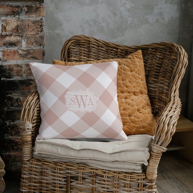 Almofada Dusty Rosa Gingham Monograma | Porch da fazenda (Criador carregado)