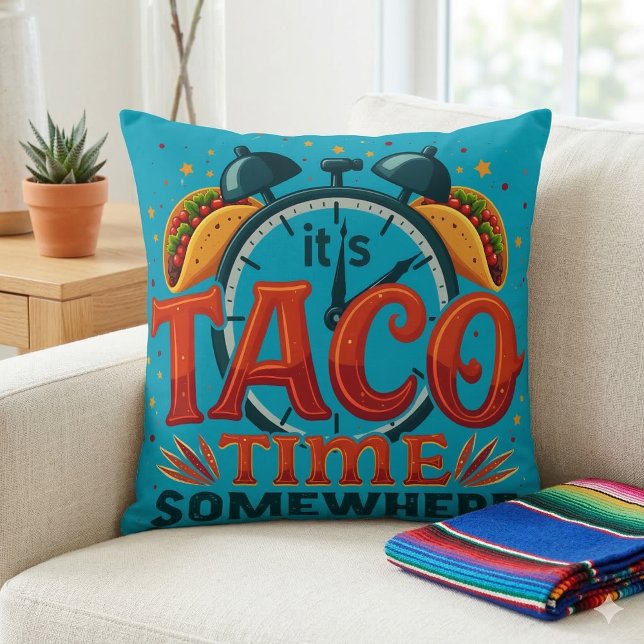 Almofada É Hora de Taco em Algum Lugar Comida Mexicana Tex  (It's Taco Time Somewhere Tex Mex Mexican Food Throw Pillow On Couch)