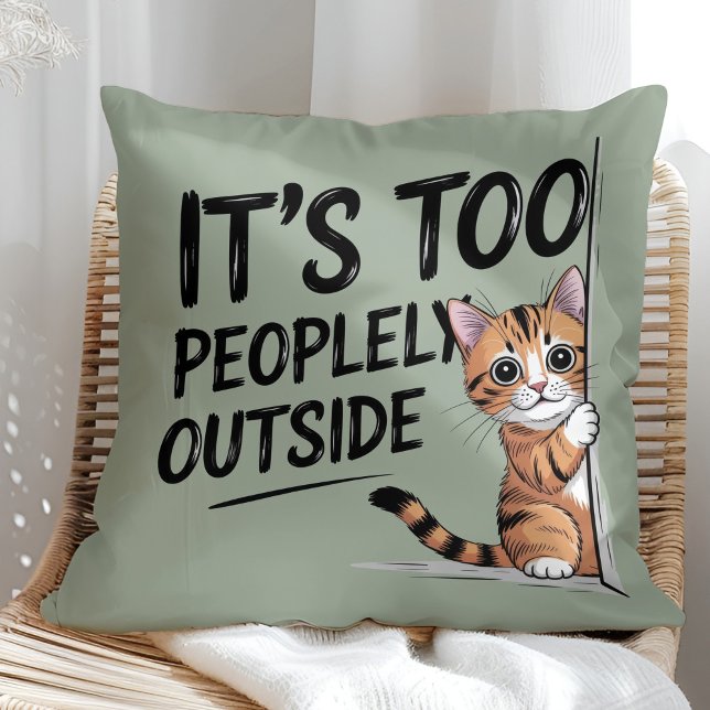 Almofada "É Muito Cheio Lá Fora" Gato Introvertido Divertid ("It's Too Peopely Outside" Funny Introvert Cat Throw Pillow in a sunny boho rattan chair.)