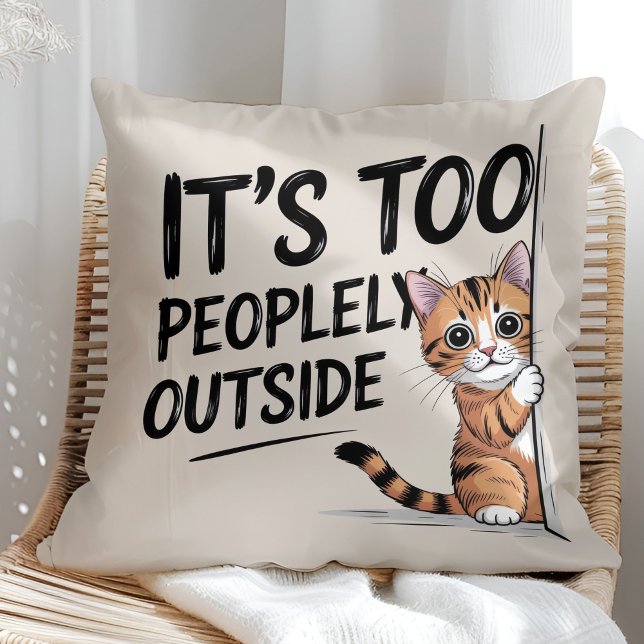 Almofada "É Muito Cheio Lá Fora" Gato Introvertido Divertid ("It's Too Peopely Outside" Funny Introvert Cat Throw Pillow in a sunny boho rattan chair.)