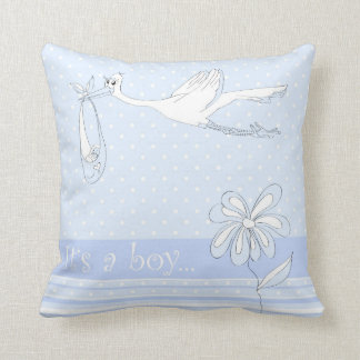 Almofada É um "Boy Strok" Trazendo um Travesseiro