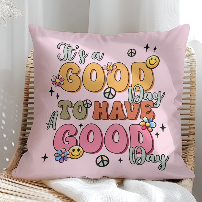 Almofada "É um dia bom" Positividade retrógrada ("It's a Good Day" Retro Colorful Positivity Throw Pillow on a sunny boho rattan chair.)