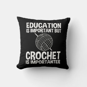 Almofada Educação É Importante, Mas Crochet É Importante
