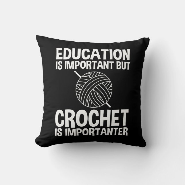 Almofada Educação É Importante, Mas Crochet É Importante (Frente)