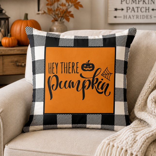 Almofada Ei Lá Abóbora Halloween Xadrez de Búfalo (Say hello to pumpkin season with this bold and cheerful “Hey There Pumpkin” Halloween throw pillow.)
