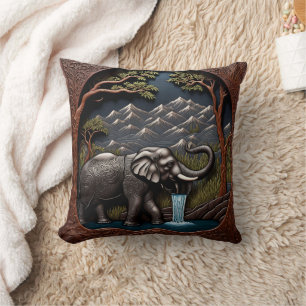 Almofada Elefante Bebe Água na Cena de Montanha