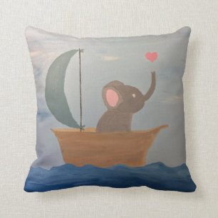 Almofada Elefante do bebê em um barco
