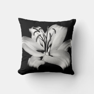 Almofada Elegância Floral Monocromática.