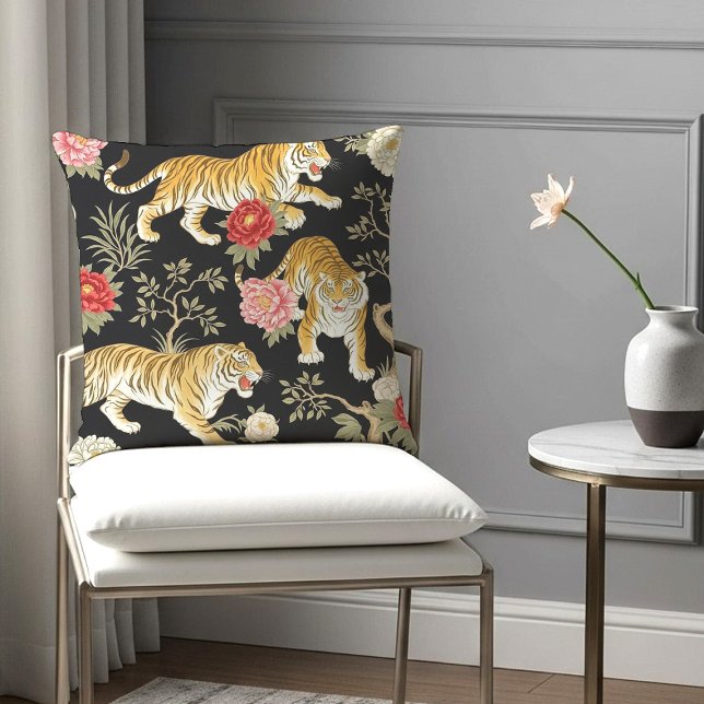 Almofada Elegant Black Chinoiserie Tiger and Peony Pattern (Criador carregado)