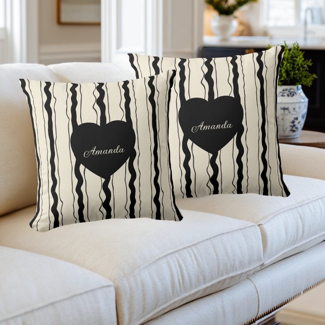 Almofada Elegant Cream and Black Stripes Heart Custom Name (Criador carregado)