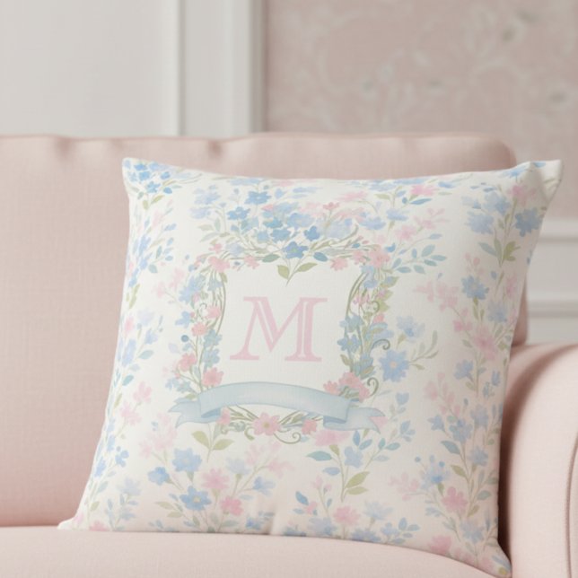 Almofada Elegant Floral Monogram Throw Pillow (elegant grandmillennial floral throw pillow with pastel pink and blue flowers custom family crest)