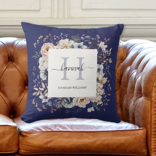 Almofada Elegant Monogram Pretty Beige Blue Flowers Floral (In situ 2)