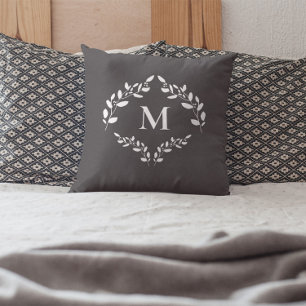 Almofada Elegante Crista de Folhas de Louro com Monograma P