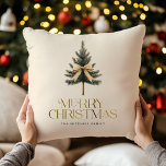 Almofada Elegante Família de Arcos de pinheiro Feliz de Nat<br><div class="desc">Encoste-se no estilo de feriado com nosso travesseiro "Feliz Natal" com um roteiro elegante de ouro,  seu nome de família personalizado e design de arco de pinheiro. Adicione um toque festivo à sua decoração natal enquanto espalhe calor e alegria nesta estação! Perfeito por se aconchegarem perto do fogo.</div>