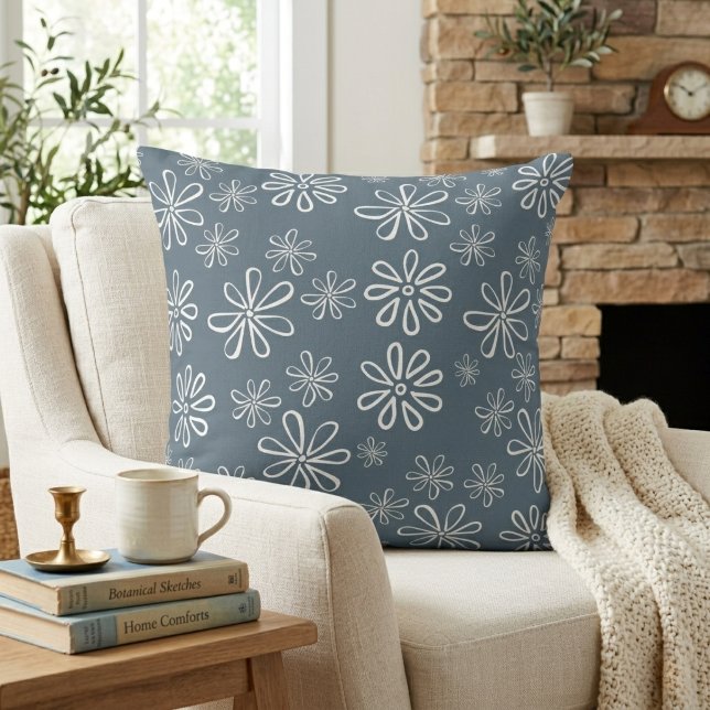 Almofada Elegante Floral Azul Xisto e Branco (Stylish Slate Blue and White Floral Throw Pillow)