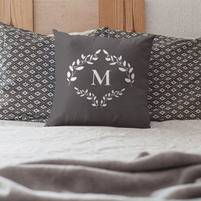 Almofada Elegante Monograma de Crista de Folhas de Louro Pe (Master bedroom Monogram laurel leaves wreath accent pillow)