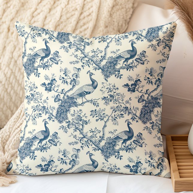 Almofada Elegante Vintage Blue Chinoiserie Peacock (Elegant Vintage Blue Chinoiserie Peacock Throw Pillow in a neutral boho bedroom.)