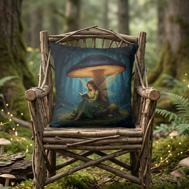 Almofada Enchanted Night Fairy Reading a Book (Criador carregado)
