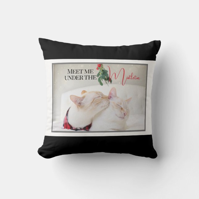 Almofada Encontre-Me Sob Os Gatos Mistletoe. (Frente)