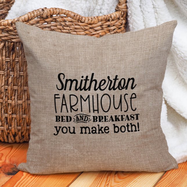 Almofada Engraçada cama de fazenda rústica personalizada em (Family name "Farmhouse bed and breakfast" funny country decorator pillow)