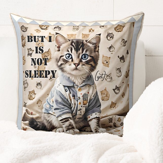 Almofada Engraçada Gatinha Brinca Arte Animal (Funny child bedroom pillow featuring a cute kitty in pajamas)