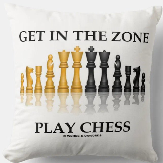 Almofada Entrar No Conjunto De Peças De Xadrez De Chess Do  (Throw pillow featuring reflective chess set and the chess advice "Get In The Zone Play Chess")