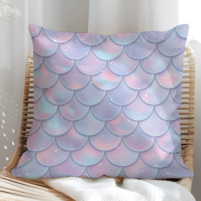 Almofada Escalas de Sereia Holográficas Lilac (Lilac Holographic Mermaid Scales Throw Pillow in a sunny rattan armchair.)