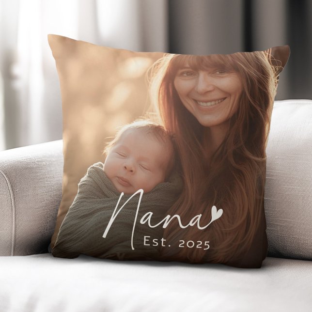 Almofada Escrita manuscrita de Nana no último ano com foto  (Nana Est year handwritten script with heart photo Throw Pillow)