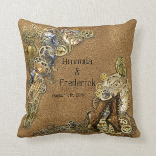 Almofada Esculturas Steampunk Douradas e latas no suede