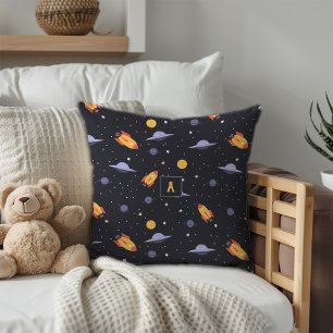 Almofada Espaço padrão monograma laranja lavanda preto