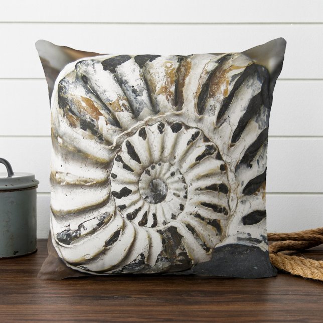 Almofada Espiral Fóssil Náutico Petrificado (Pillow showing a spiral petrified nautilus fossil. Beautiful for a beach house or coastal residence)